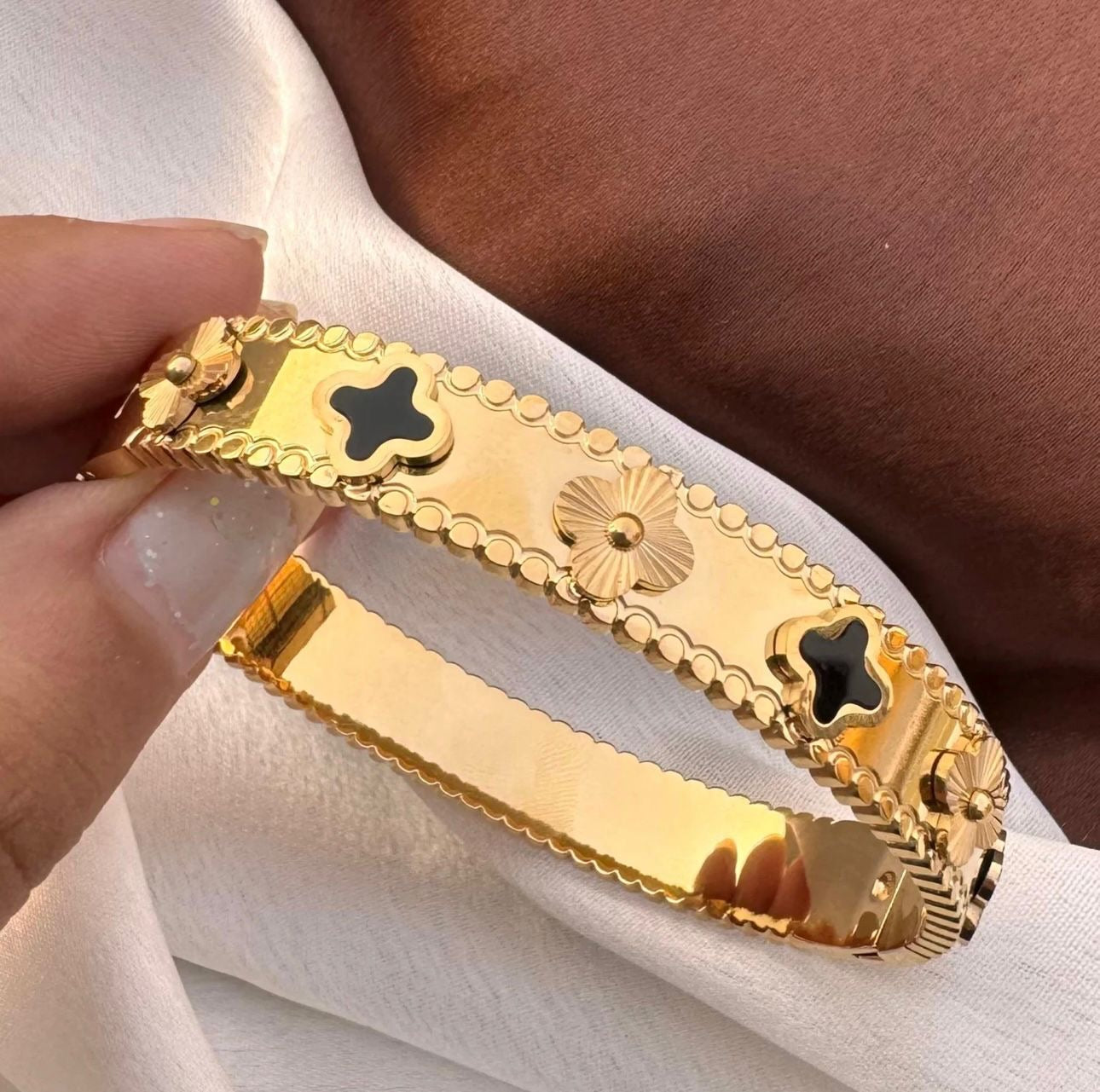 Gleya Enchanted Clover Bangle