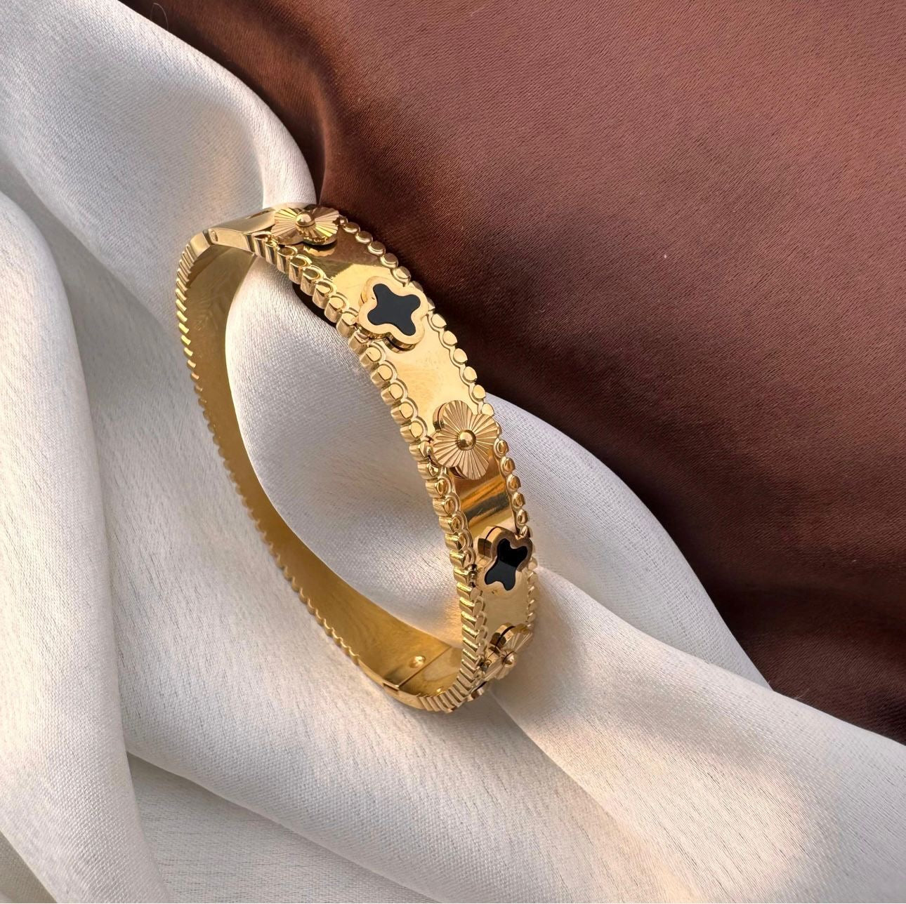 Gleya Enchanted Clover Bangle