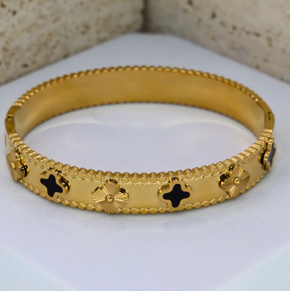 Gleya Enchanted Clover Bangle