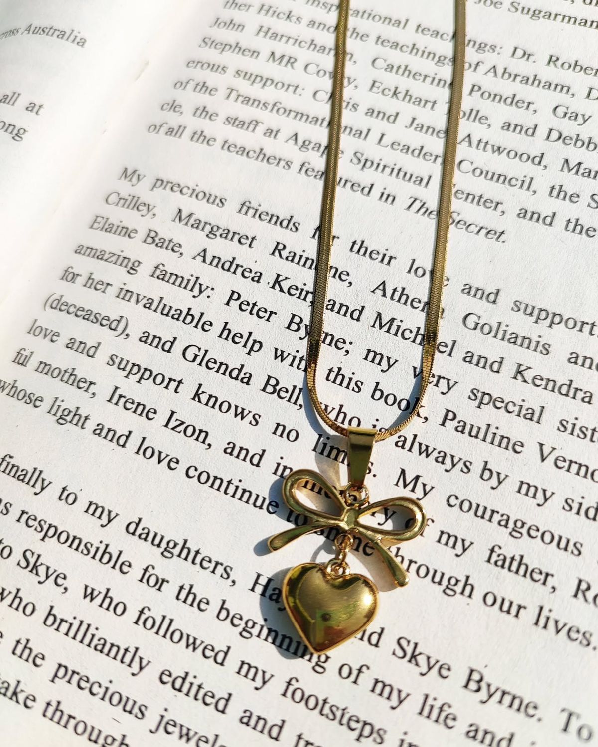 ⨠Golden Bow Heart Necklace āØ