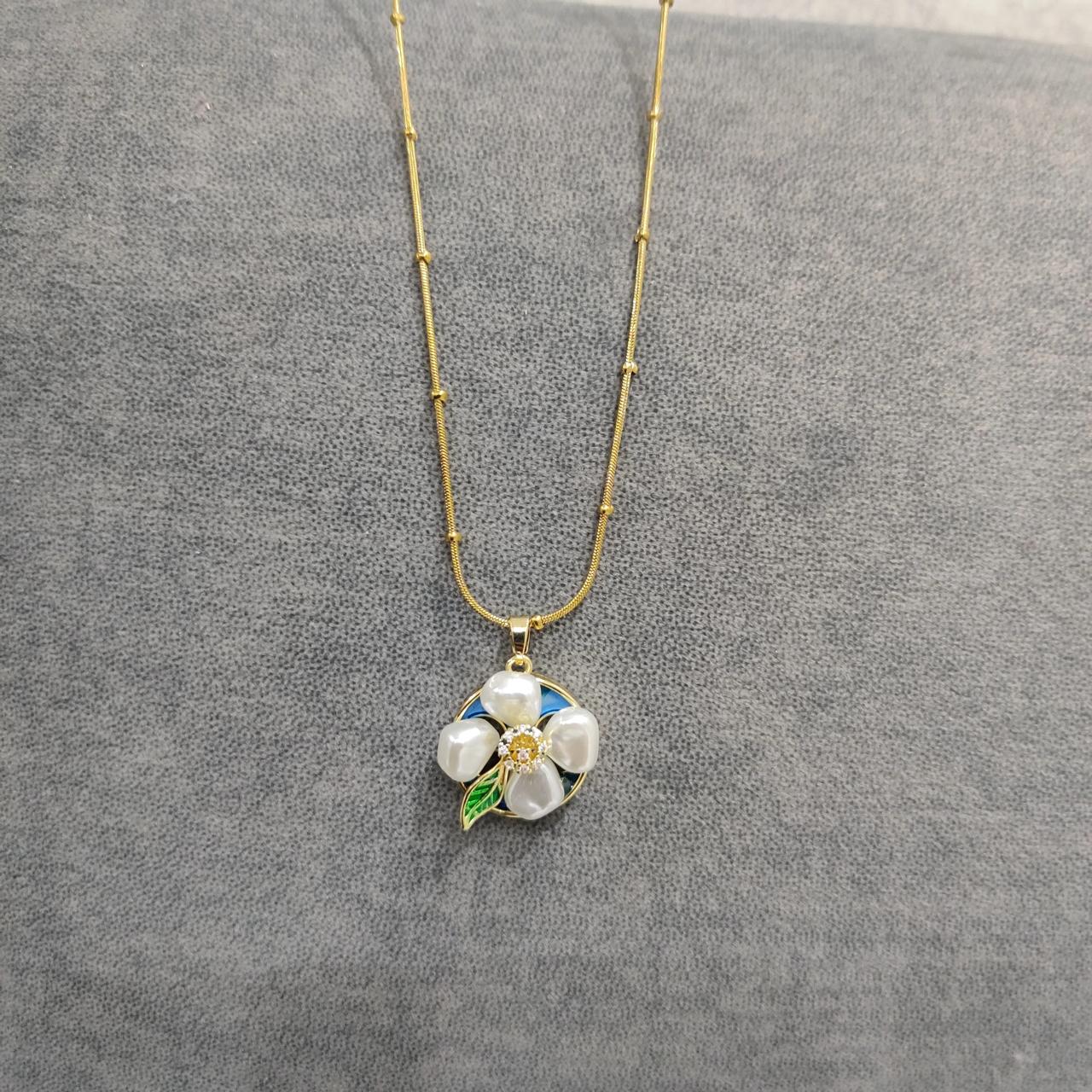Pearl Blossom Pendant Necklace šø