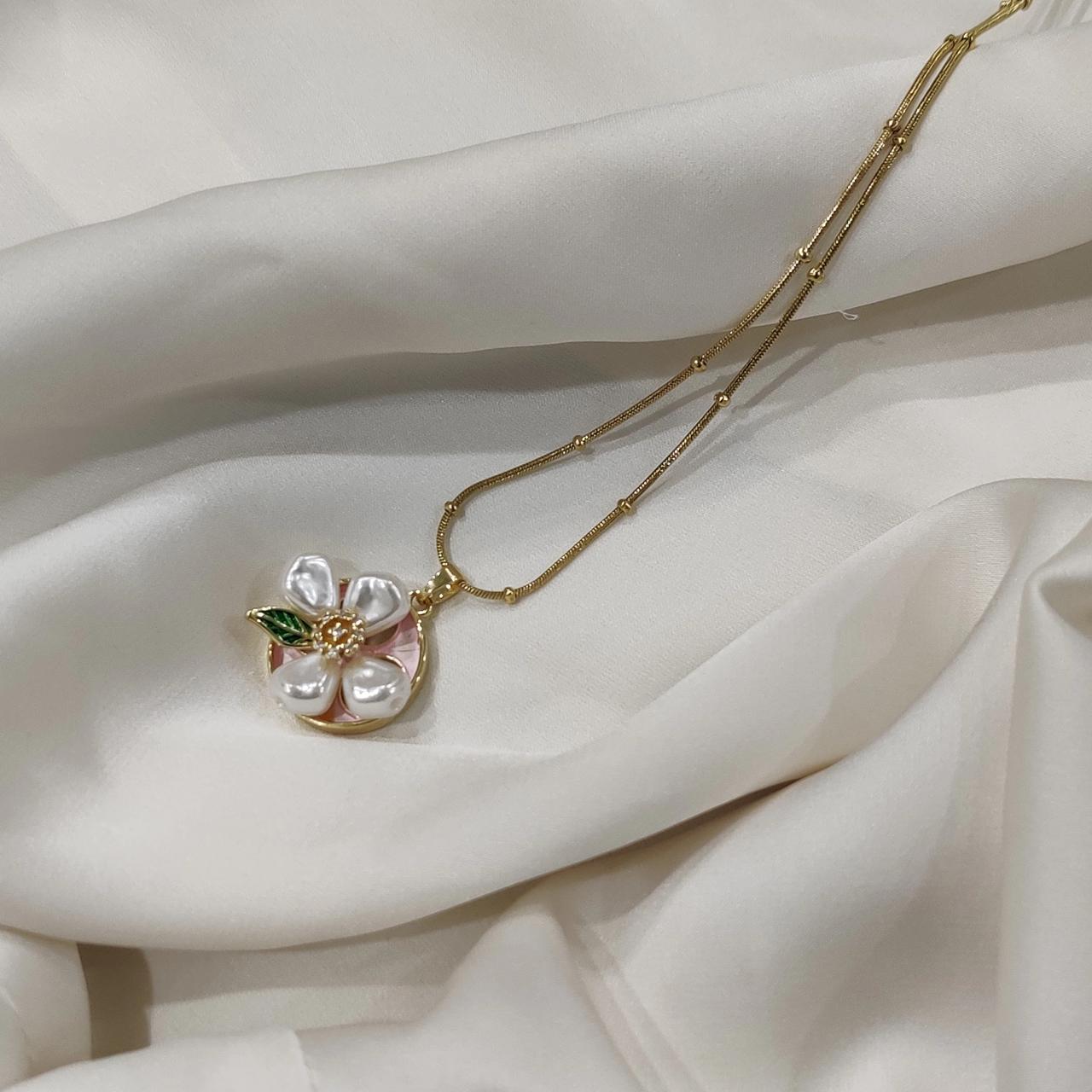 Gleya Blooming Pearl Pendant Necklace