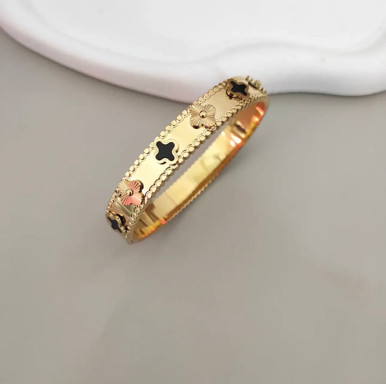 Gleya Enchanted Clover Bangle